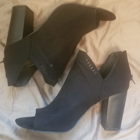 Madden Girl Black Open Toe Booties. Size 9.5. Approx 4" Block Heel. Zip Up Back. - Picture 4 of 10